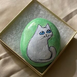 Rock Art Dreamy White cat on Natural Rock